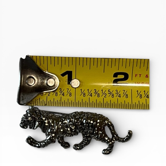 Vintage Elegant Silver Toned Cheetah Brooch - Picture 2 of 4